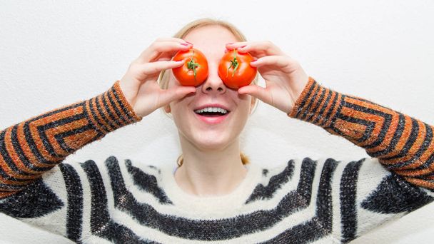 Девушка с фруктами
 - Фото, изображение