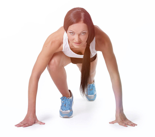 Femme de fitness attrayante faisant des exercices de cross fit à bas départ
 - Photo, image