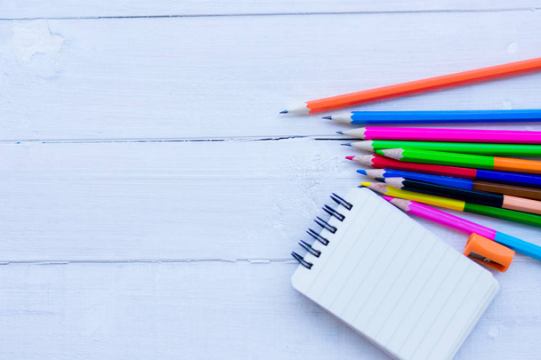 Articles scolaires sur une table en bois, crayons et stylos étudiants sur un wo
 - Photo, image