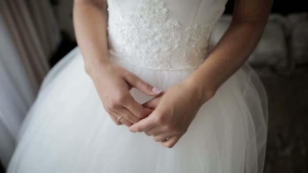 Handen van de bruid wachten op haar bruidegom. Close-up shot. - Video