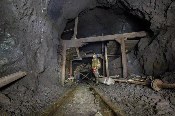 Galerie souterraine abandonnée de tunnel d'arbre de mine de minerai avec bois
 - Photo, image
