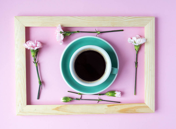 Morning cup of coffee and flower on pink table from above. Beautiful breakfast. Flat lay style. Top view - Valokuva, kuva