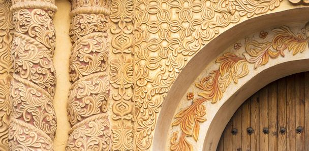 Zdobené církevní architektura s dřevěné dveře - Fotografie, Obrázek