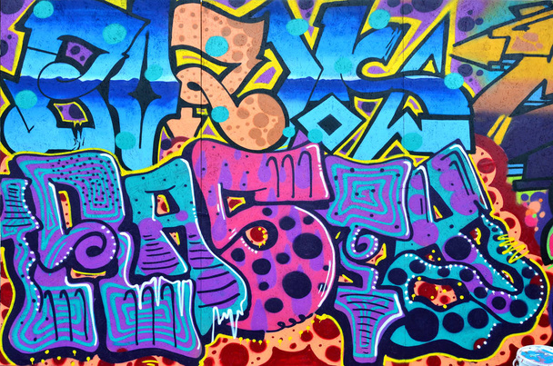 Umění v zemi. Krásný street art graffiti styl. Zdi zdobí abstraktní kresby dům barev. Moderní ikonické městské kultury ulice mládeže. Abstraktní stylový obraz na zdi - Fotografie, Obrázek