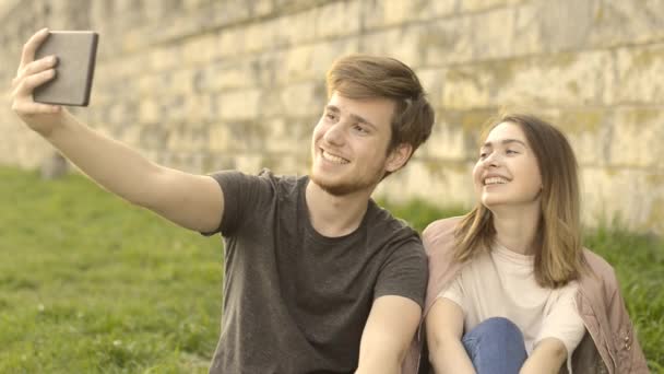 タブレットで写真を撮るカップル。笑顔、笑います。カップルの selfie のポーズ - 映像、動画