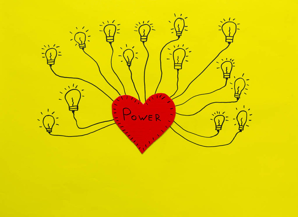 Streszczenie żarówek i czerwone serce z tekstem moc na światło słoneczne żółty tło. Earth Hour koncepcja. - Zdjęcie, obraz