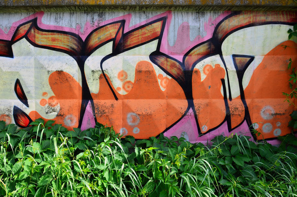 Arte callejero. Grafitis coloridos en la pared. Fragmento de fondo. Detalle abstracto de un graffiti - Foto, Imagen