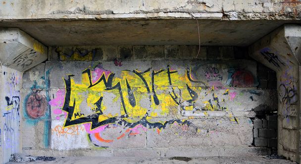 Imagen detallada del dibujo de graffiti a color muy antiguo y envejecido en la pared. Fondo grunge calle arte imagen
 - Foto, imagen