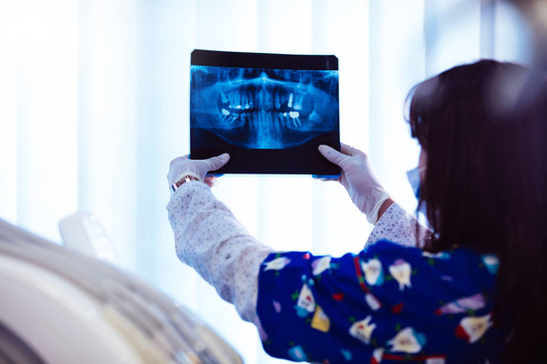 女性歯科医医院で口の中の x 線を観測 - 写真・画像