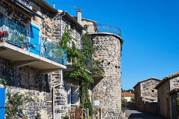 Les bâtiments en pierre de la ville médiévale de Mirabel en France
 - Photo, image