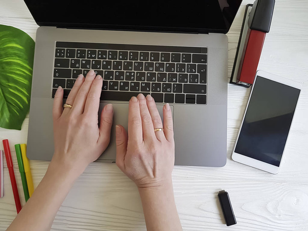 desktop vista dall'alto mani femminili designer di legno bianco
 - Foto, immagini