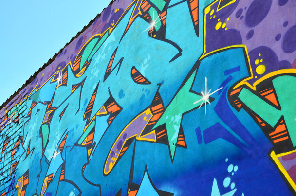 Részletes kép színes graffiti rajz. Street art háttérkép. Része a színes remekmű, a szakmai graffiti művész - Fotó, kép