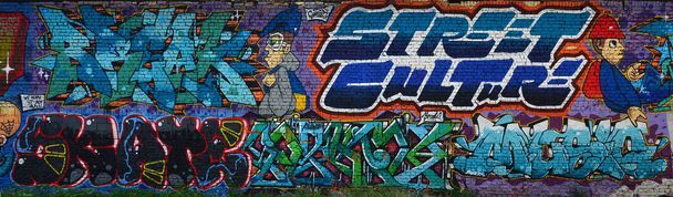 Uma imagem detalhada do desenho do grafite. Um fundo de arte de rua conceitual com uma letra colorida grafite com palavra "Cultura de rua" "Freio" e "Música
" - Foto, Imagem