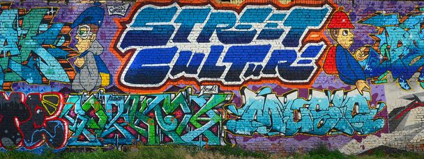 Детальное изображение граффити. Концептуальный фон уличного искусства с красочными буквами граффити со словами "Уличная культура" и "Музыка"
" - Фото, изображение