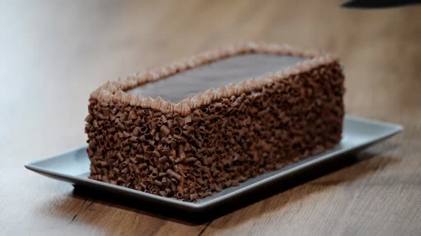Cortando pastel de chocolate en la mesa, de cerca
 - Metraje, vídeo