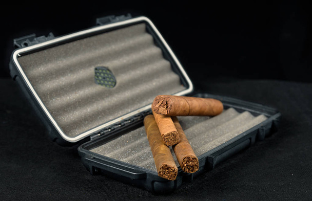 Cigares sur un humidificateur de voyage noir. Riche odeur et textu
 - Photo, image