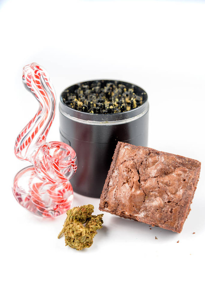 primer plano de brote de marihuana medicinal con una pipa de vidrio, amoladora, un
 - Foto, imagen