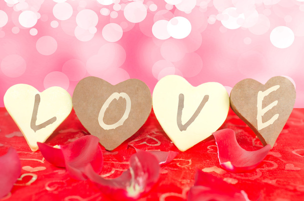 Четыре шоколадных сердца с посланием ЛЮБВИ.
. - Фото, изображение
