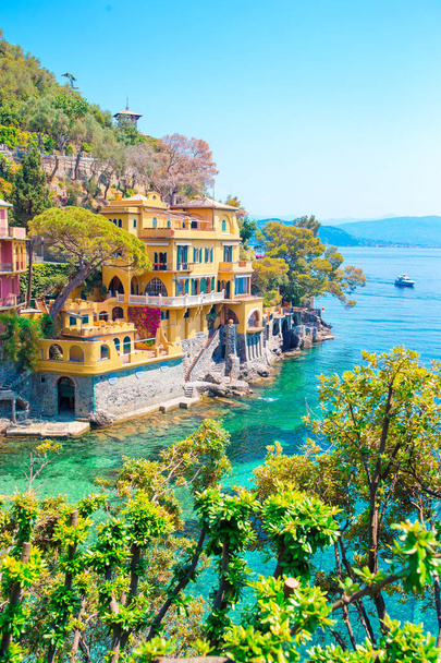 De kust van de prachtige zee met kleurrijke huizen in Portofino, Ligurië, Italië. Zomer prachtige landschap. - Foto, afbeelding