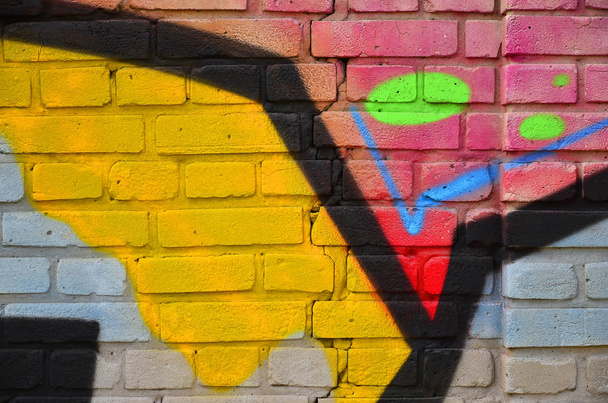 Vista de cerca de los detalles del dibujo de graffiti. Imagen de fondo sobre el tema del arte callejero y el vandalismo. Textura de la pared, pintada con pinturas en aerosol
 - Foto, Imagen