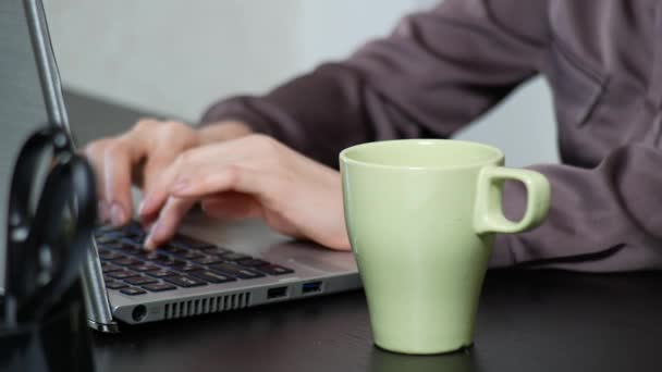 Une femme a versé du thé sur un ordinateur portable. travaille au bureau, plan rapproché 4k
, - Séquence, vidéo