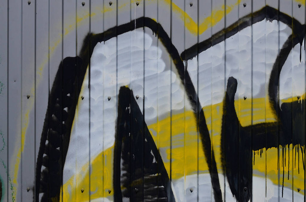 Tekstury fragmentu Muru z malowaniem graffiti, który jest przedstawiony na nim. Obraz z kawałka rysunek jako zdjęcie na ulicy tematy kultury i sztuki graffiti graffiti - Zdjęcie, obraz