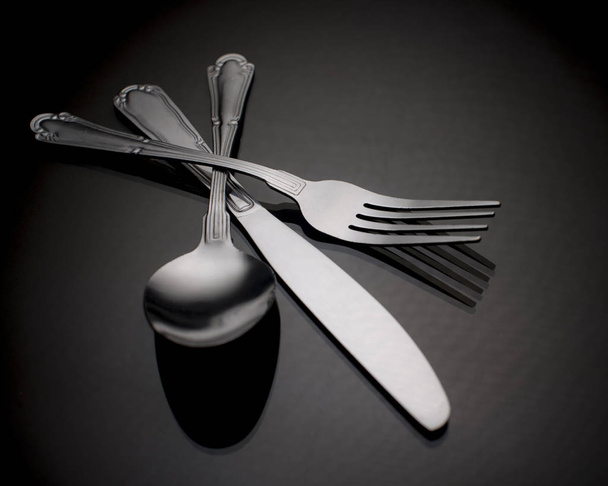 Bestek set vork mes en lepel geïsoleerd op een witte achtergrond Ki - Foto, afbeelding