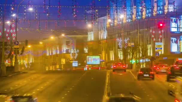 TimeLapse-Minszk, Fehéroroszország: Éjszakai Independence Avenue (Praspiekt Niezalienasci) a fő utca. Keresztezi Minszk sugárirányban falucska, Észak-Kelet felé. Az út hossza 15 km-re. - Felvétel, videó