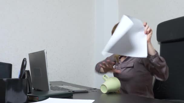 Eine junge Frau schüttete Tee auf einen Laptop. arbeitet im Büro. Zeitlupenaufnahmen, 4k - Filmmaterial, Video