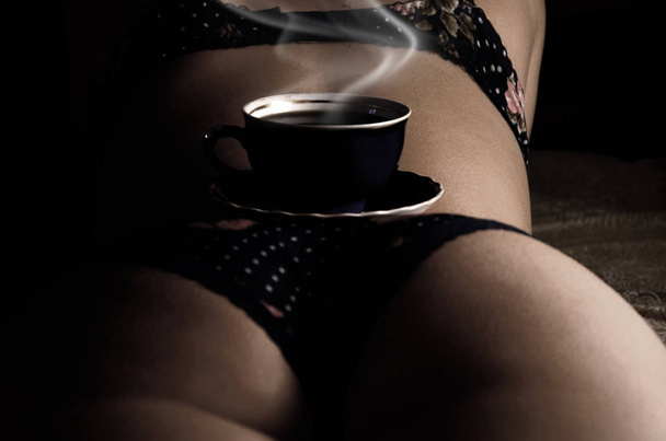 xícara de chá com pires no corpo da menina
 - Foto, Imagem