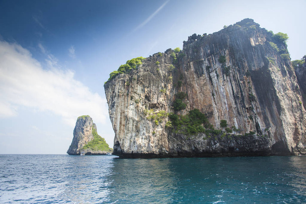 Τοπίο Ταϊλάνδης στη θάλασσα και το νησί. Περιπέτειες και ταξίδια έννοια. Γραφικό τοπίο. Θαλασσογραφία - Φωτογραφία, εικόνα