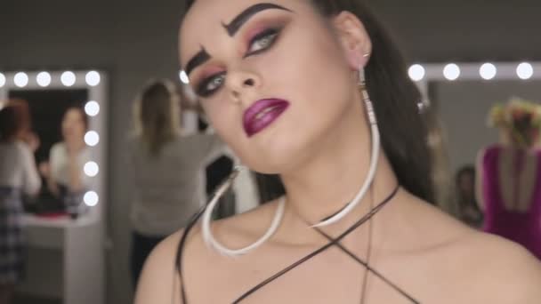 die Kunst des Make-ups Mädchen mit schwarzen Augenbrauen - Filmmaterial, Video