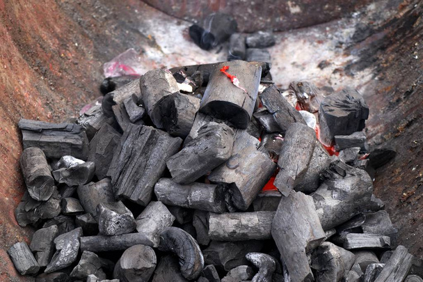 Queimador de carvão no mercado
 - Foto, Imagem
