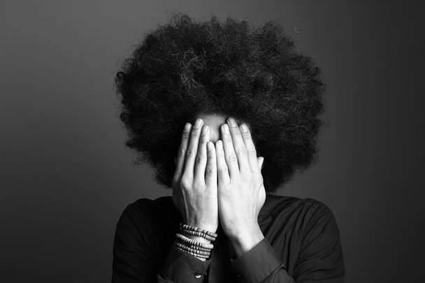 Happy afro man in front of a white background - Foto, afbeelding