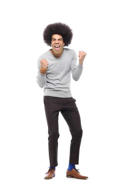 Šťastný muž afro před bílým pozadím - Fotografie, Obrázek