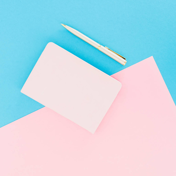 Абстрактный красочный минималистичный фон с ноутбуком и ручкой
 - Фото, изображение