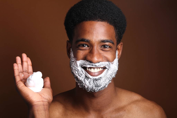 Portrait of a man shaving - Foto, Bild