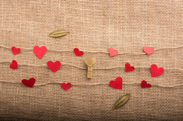 Rakkaus käsite sydämen muotoinen kirjoituksia pellava kierteet - Valokuva, kuva