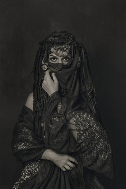 východní žena princezna kostým koncepční portrét - Fotografie, Obrázek