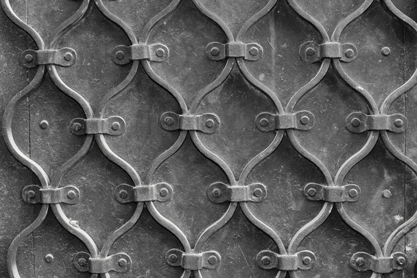 Staré kované kovové textury s dekorativní překryvy. Dveře, vrata, žaluzie  - Fotografie, Obrázek