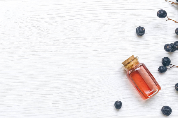 Wild black berry essential oil on white wooden surface background. Herbal medicine. Alternative medicine. - Foto, Bild