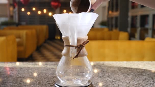 moderner handgebrühter Kaffee. Barista gießen gemahlenen Kaffee in Papierfilter. Kaffeemaschine - Filmmaterial, Video