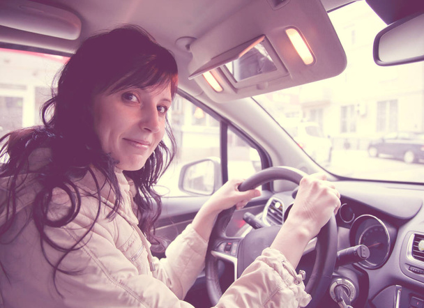 gyönyörű nő vezetés egy autó, tónusú. - Fotó, kép