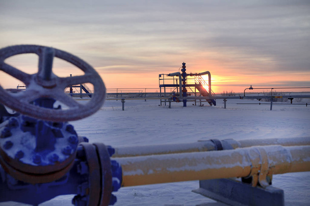 olie- en gaswiel bij zonsondergang - Foto, afbeelding