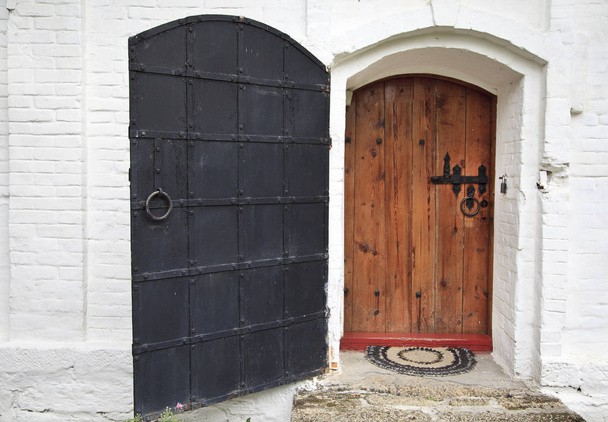 中世の玄関、古い石造りの家のドア - 写真・画像