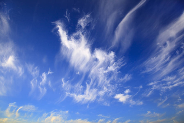 Cielo con nubes de fondo  - Foto, Imagen