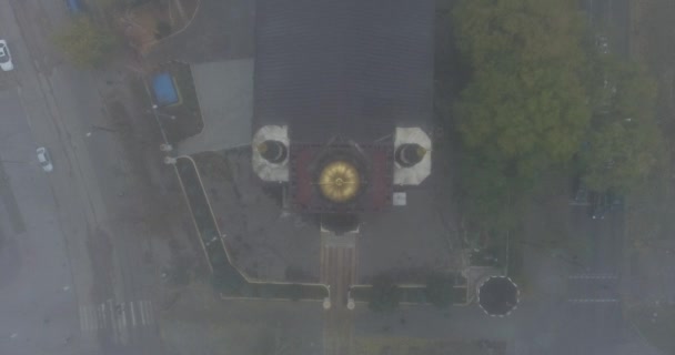 Widok z lotu ptaka katedry Kasperovo ikony Matki Bożej, miasto w gęstej mgle - Materiał filmowy, wideo