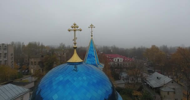 Letecký pohled na kolegiátní kostel svatého Mikuláše, město Mukolayev v husté mlze - Záběry, video