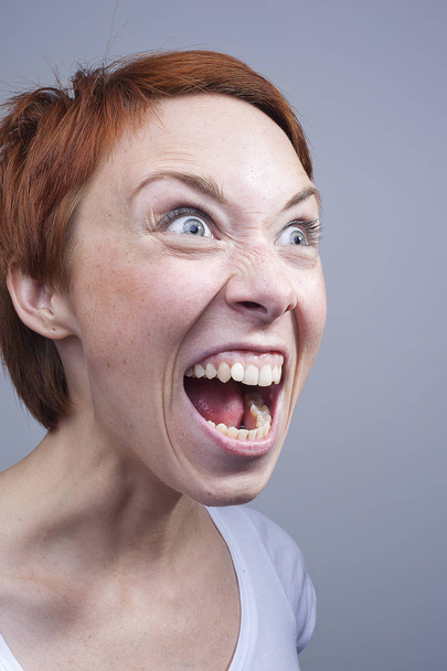 młoda kobieta agresywna krzyczeć  - Zdjęcie, obraz