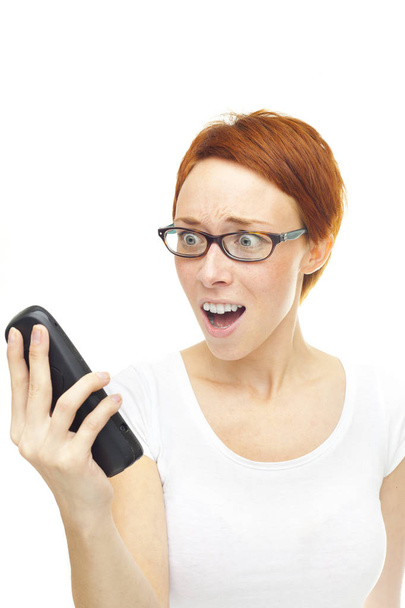 jonge vrouw met telefoon op witte achtergrond - Foto, afbeelding